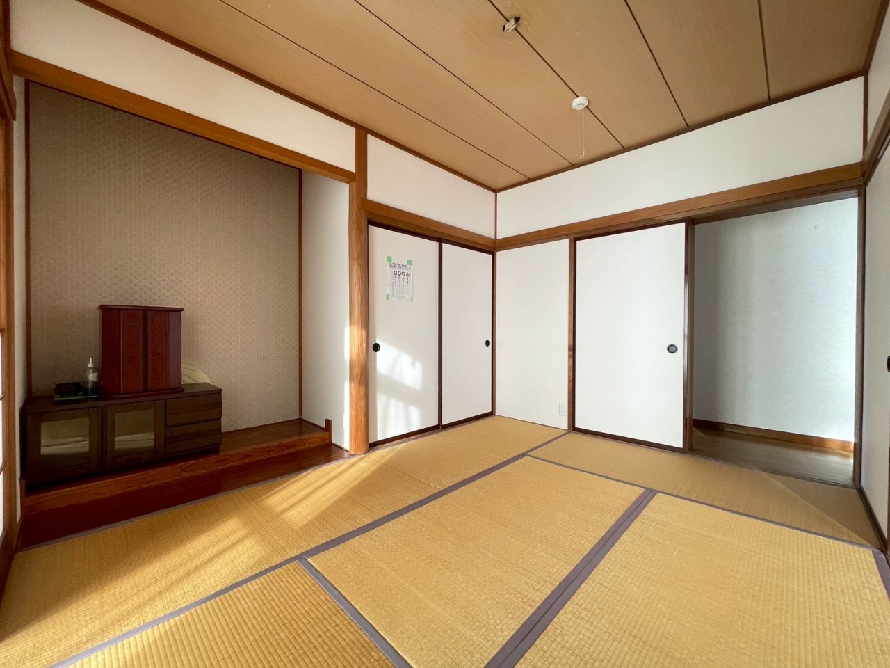 【和室】大きな収納があるので、布団や季節もの等が収納できます。