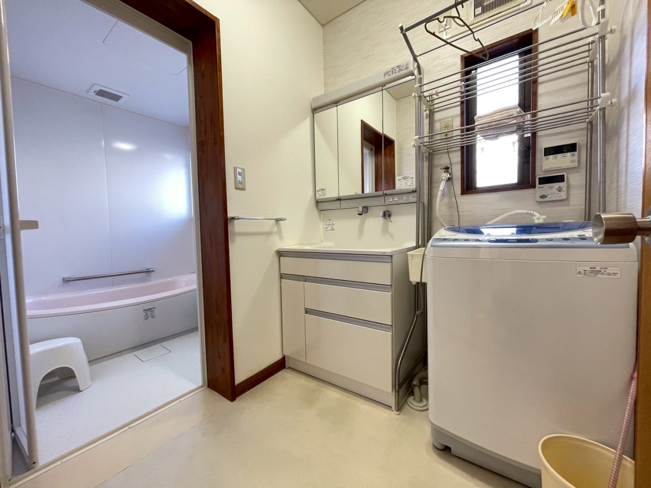 【脱衣所】ヘアーセットに嬉しい三面鏡付きの化粧台♪ ※家電小物等は撤去いたします