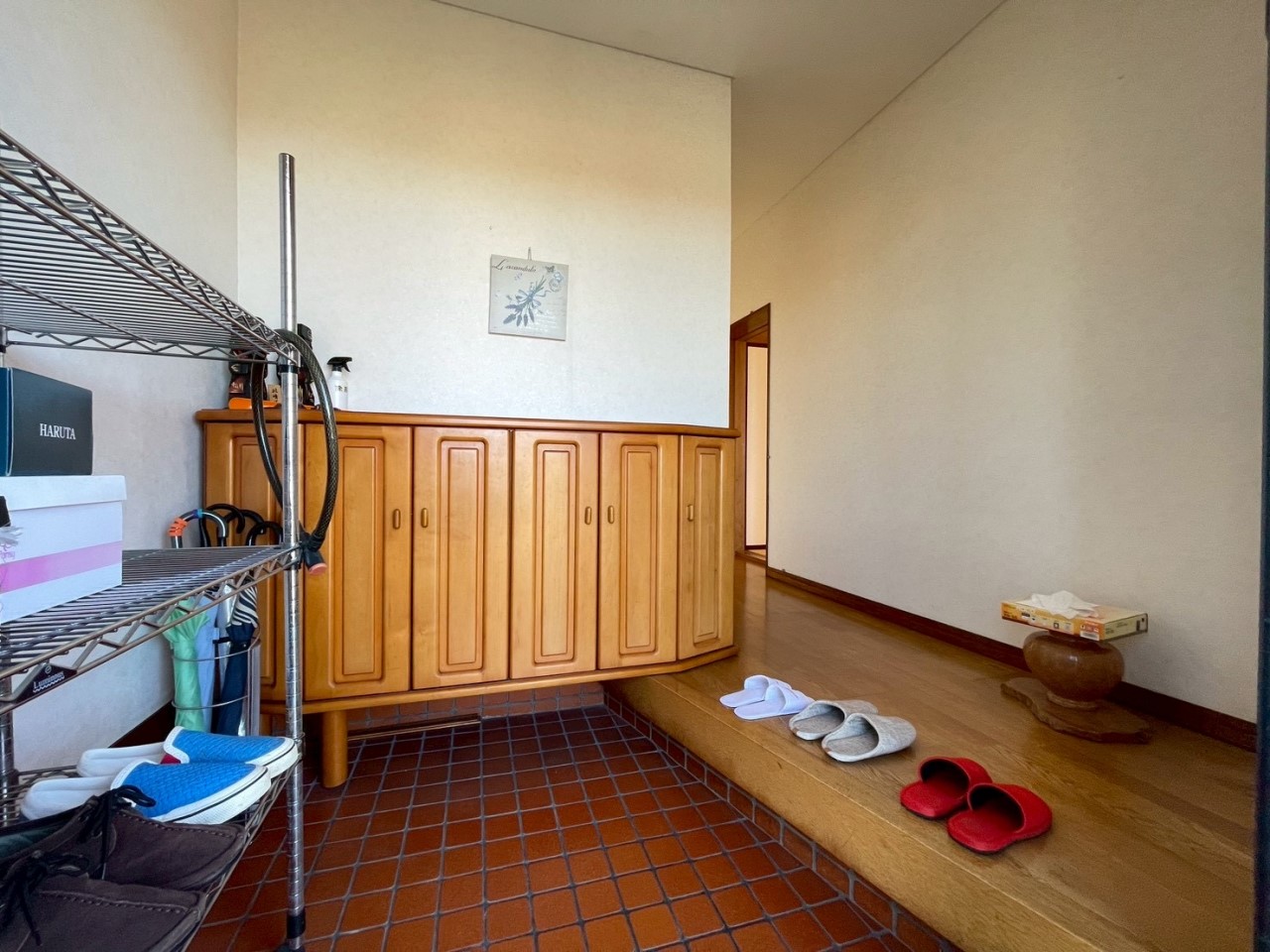 【玄関】下駄箱の上には鍵や思い出の品を飾れます♪ ※小物等は撤去いたします