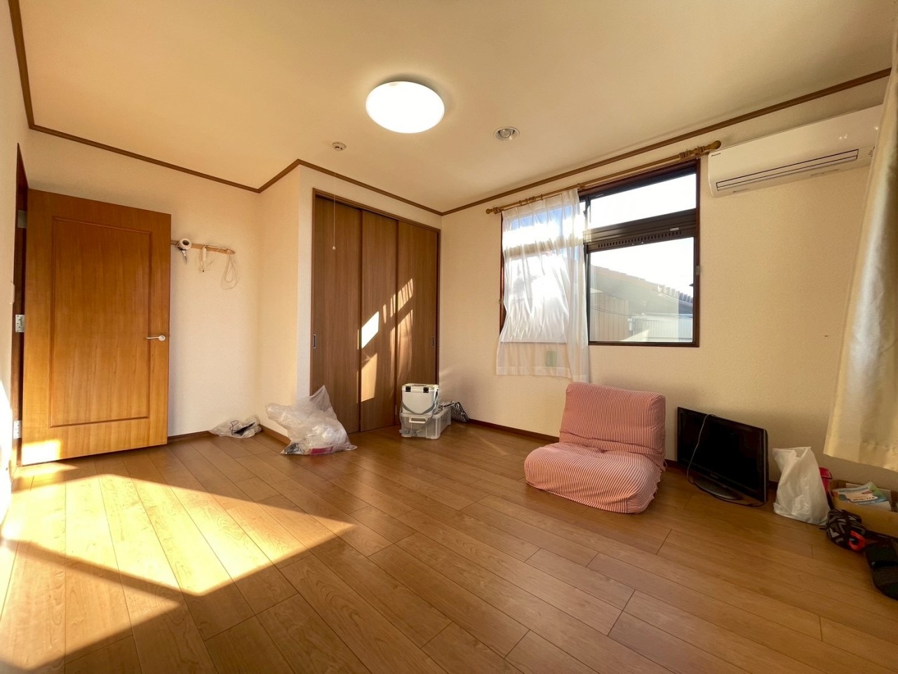 【洋室】お洋服の収納に嬉しいクローゼット付き♪ ※家具小物等は撤去いたします