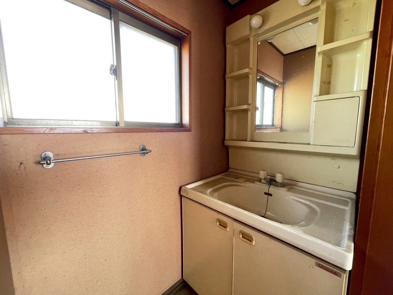 【化粧台】2階にもあるので、朝の準備は勿論、加湿器へ水を補充するのも楽ちんです♪