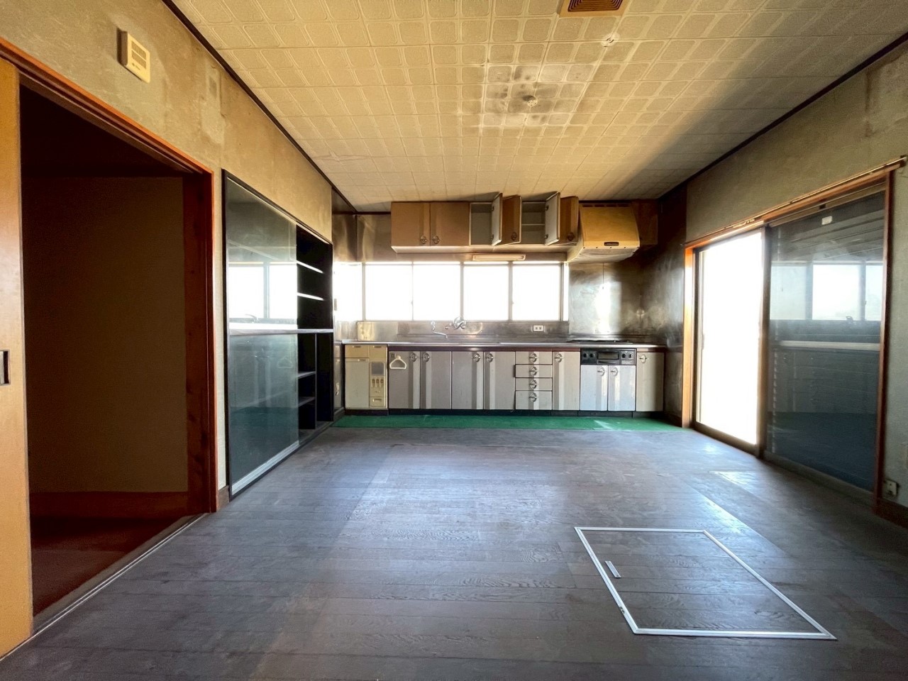 【ダイニング】テーブルを置いてもスペースに余裕がございます♪(約10.4帖)