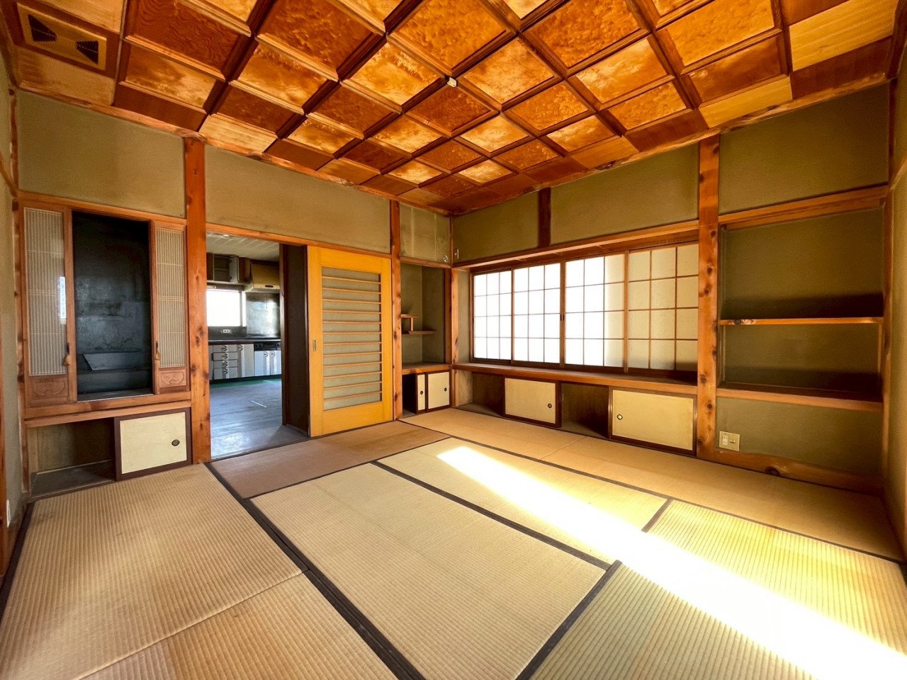 【和室】ダイニングと繋がっておりますので、リビングとして利用可能です♪