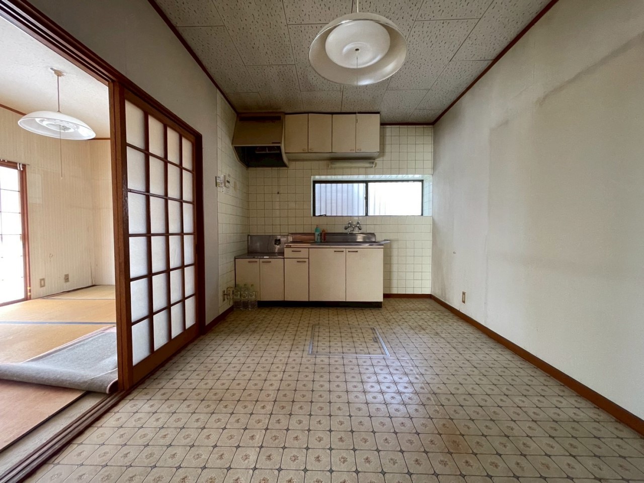 【ダイニング】テーブルを置いてもスペースに余裕がございます♪