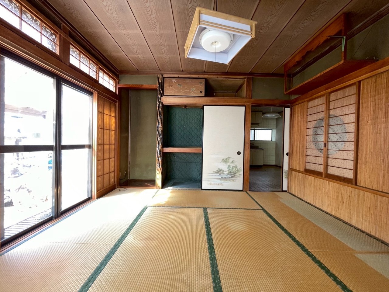 【和室】あたたかい光が入る和室です♪