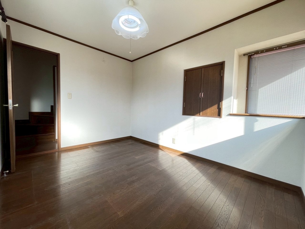 【洋室】窓が2つあるので、日当たり風通し良好です〇 中二階のお部屋になります!