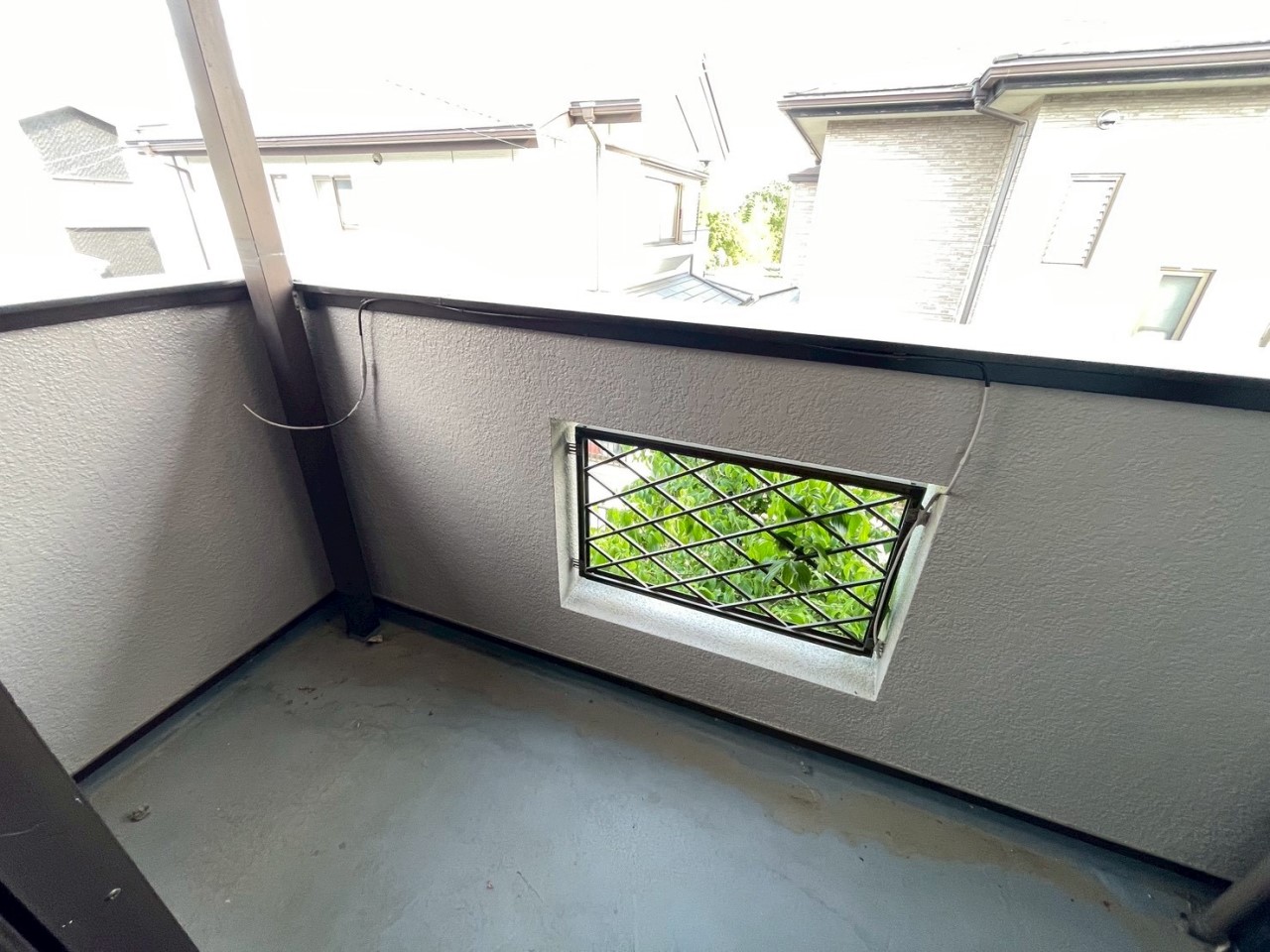【ベランダ】屋根があるので、急な雨でも安心!