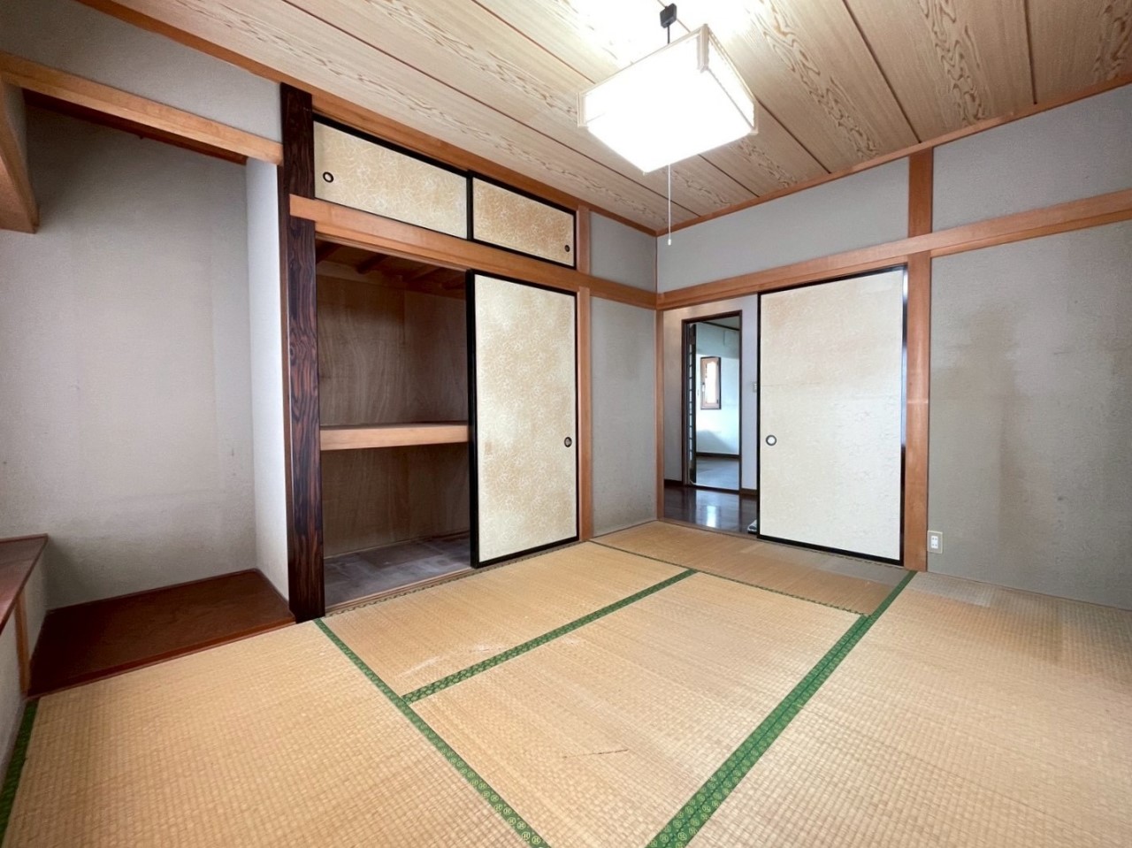 【和室】リビング横の和室は、ゆったりとくつろげる空間です!