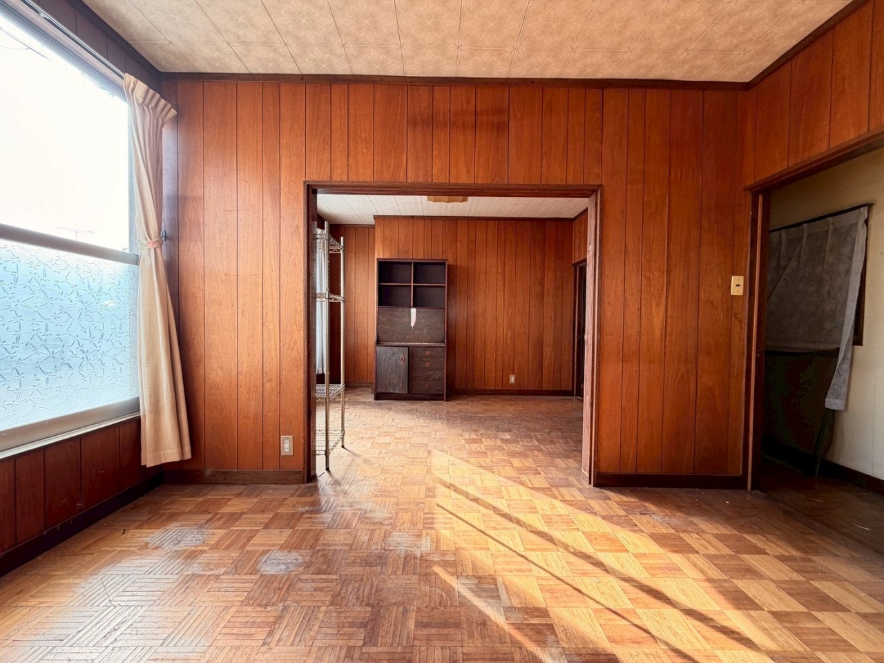 【洋室】南東角のお部屋のため、朝日が入ります♪