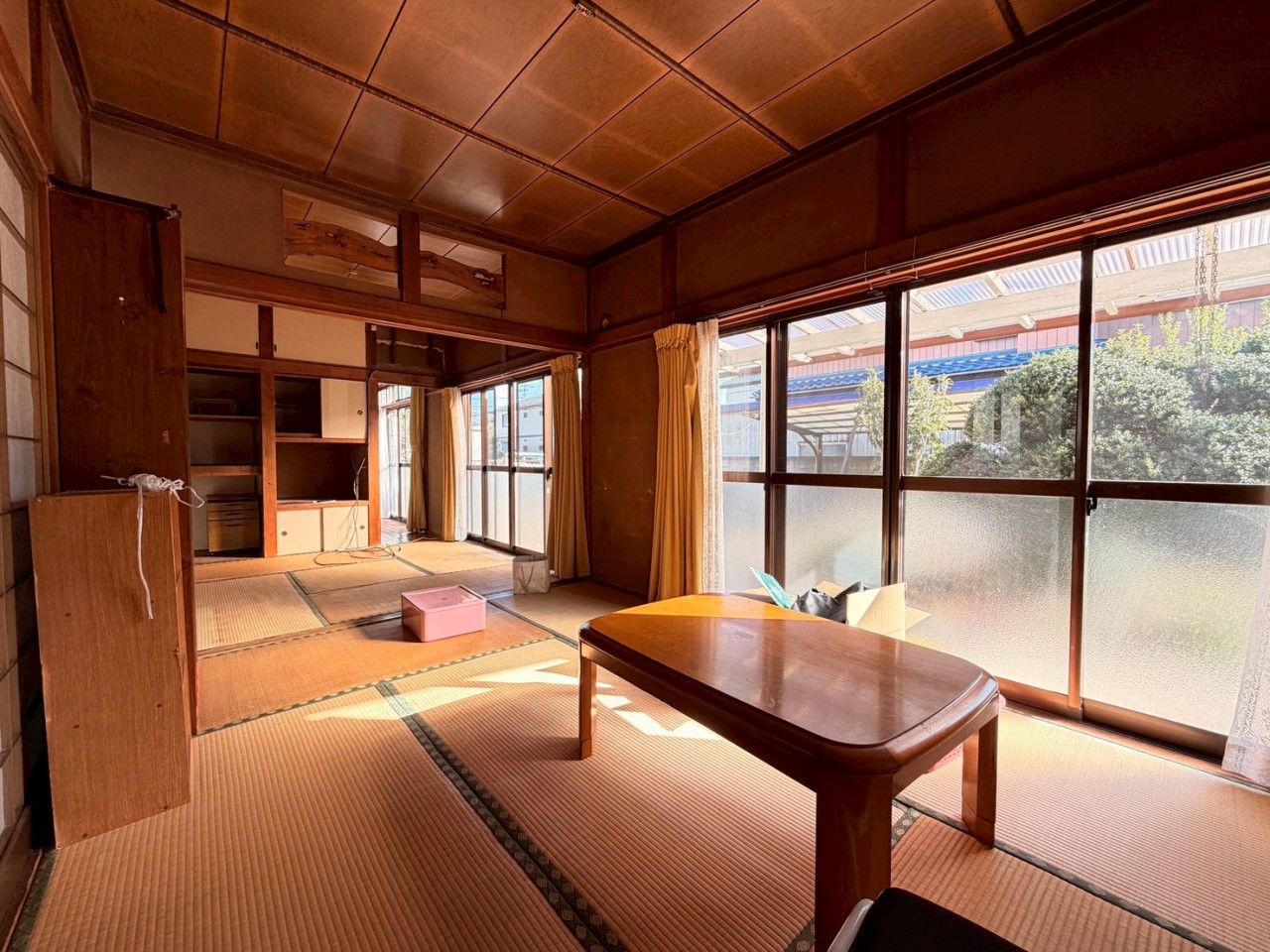 【和室】大きな窓があり、開放感がある