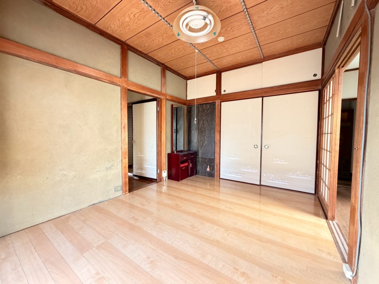 【和洋室】押入や納戸がございますので、季節物なども収納することができます♪