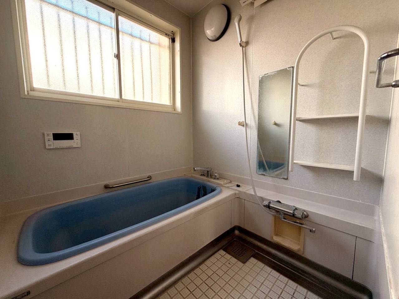 【浴室】窓のある浴室なので開放感があり、空気の入れ替えも楽ちんです♪