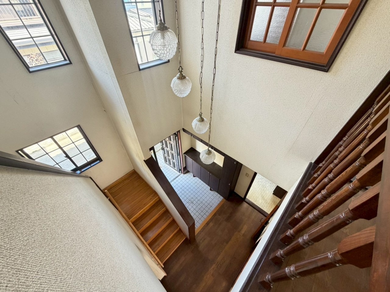 【玄関】吹き抜けがあるので、明るく、開放感がございます♪