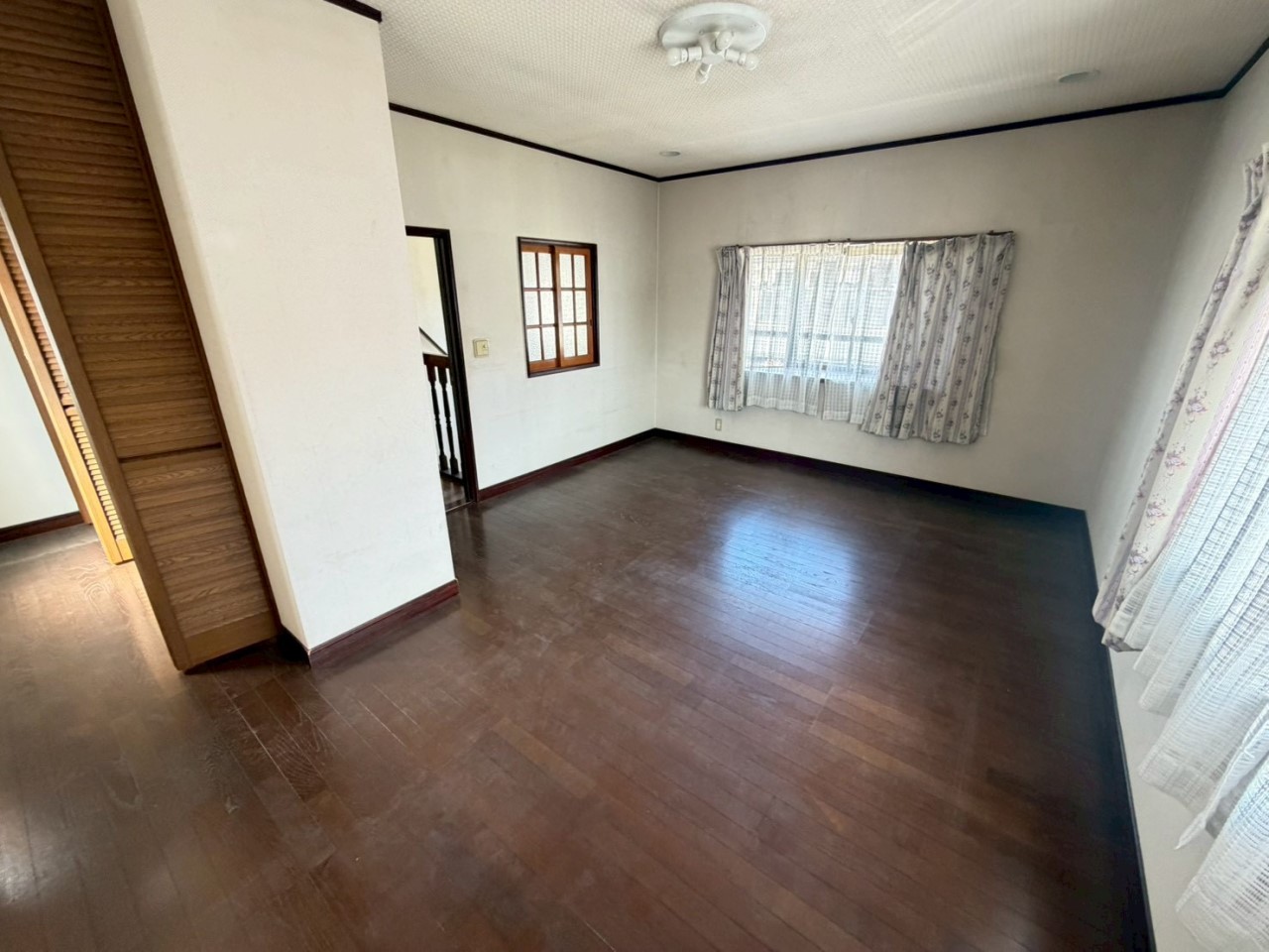 【洋室】3面に窓があるので、日当たり・風通し良好です◎