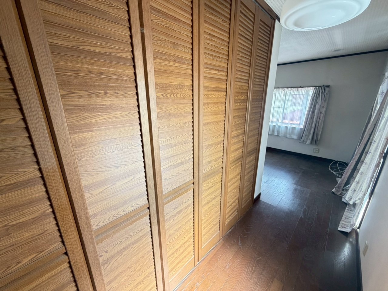 【洋室】1.5間のクローゼットもございます。お洋服の収納に大助かり♪