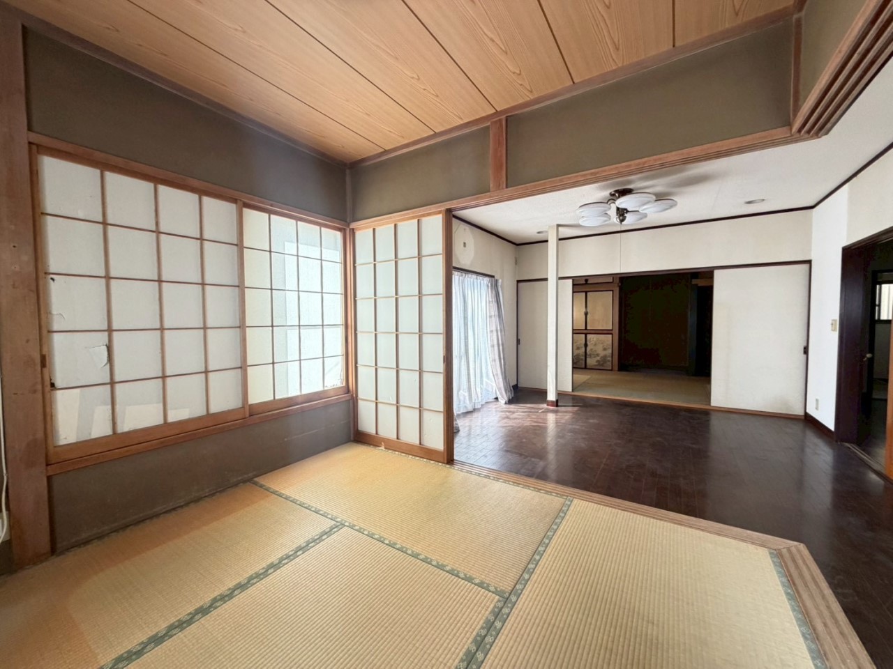 【和室スペース】リビングの一角に和室スペースがございます。お昼寝スペースに最適です♪