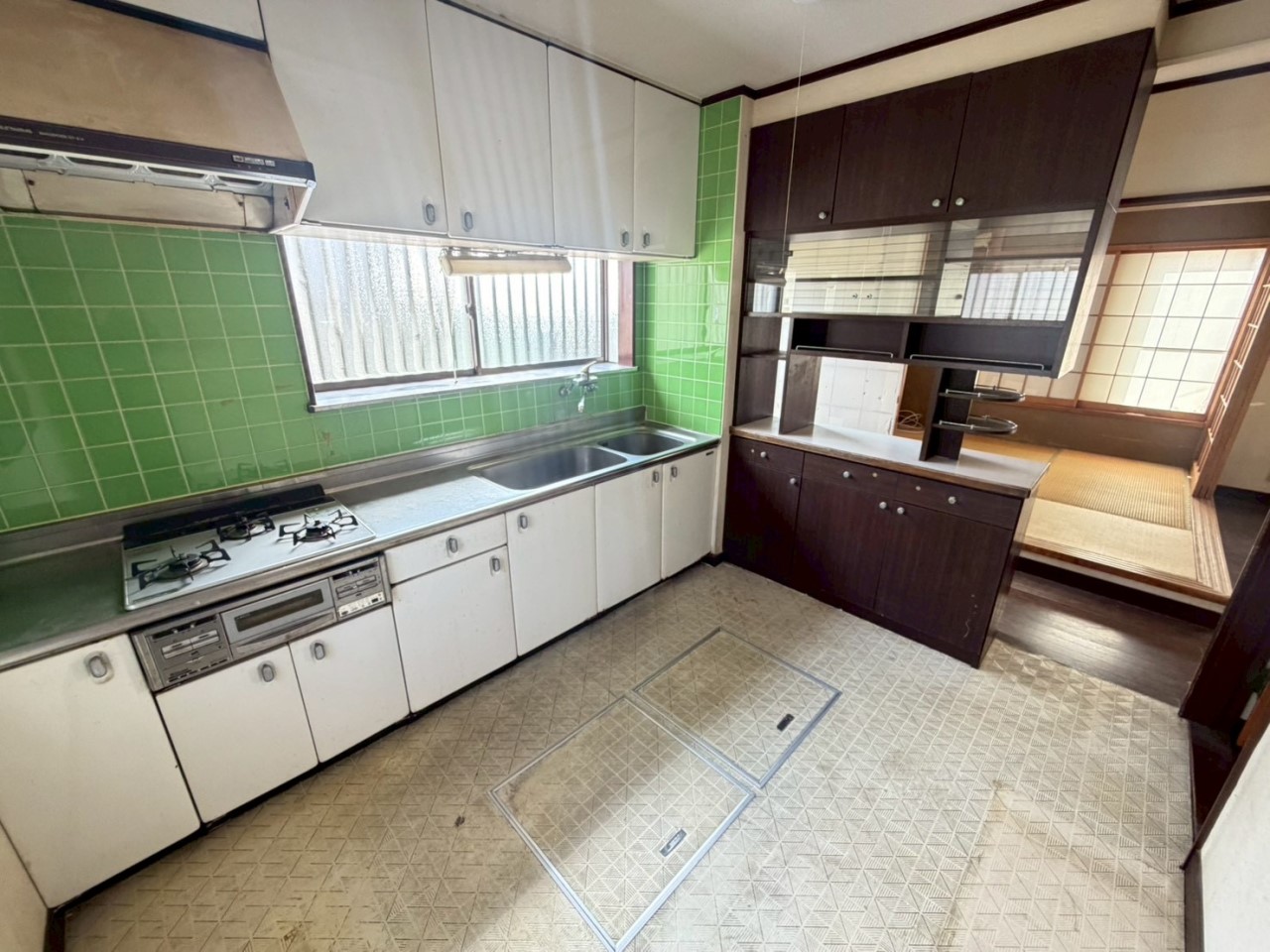 【キッチン】窓から光が差し込む、明るいキッチンです♪