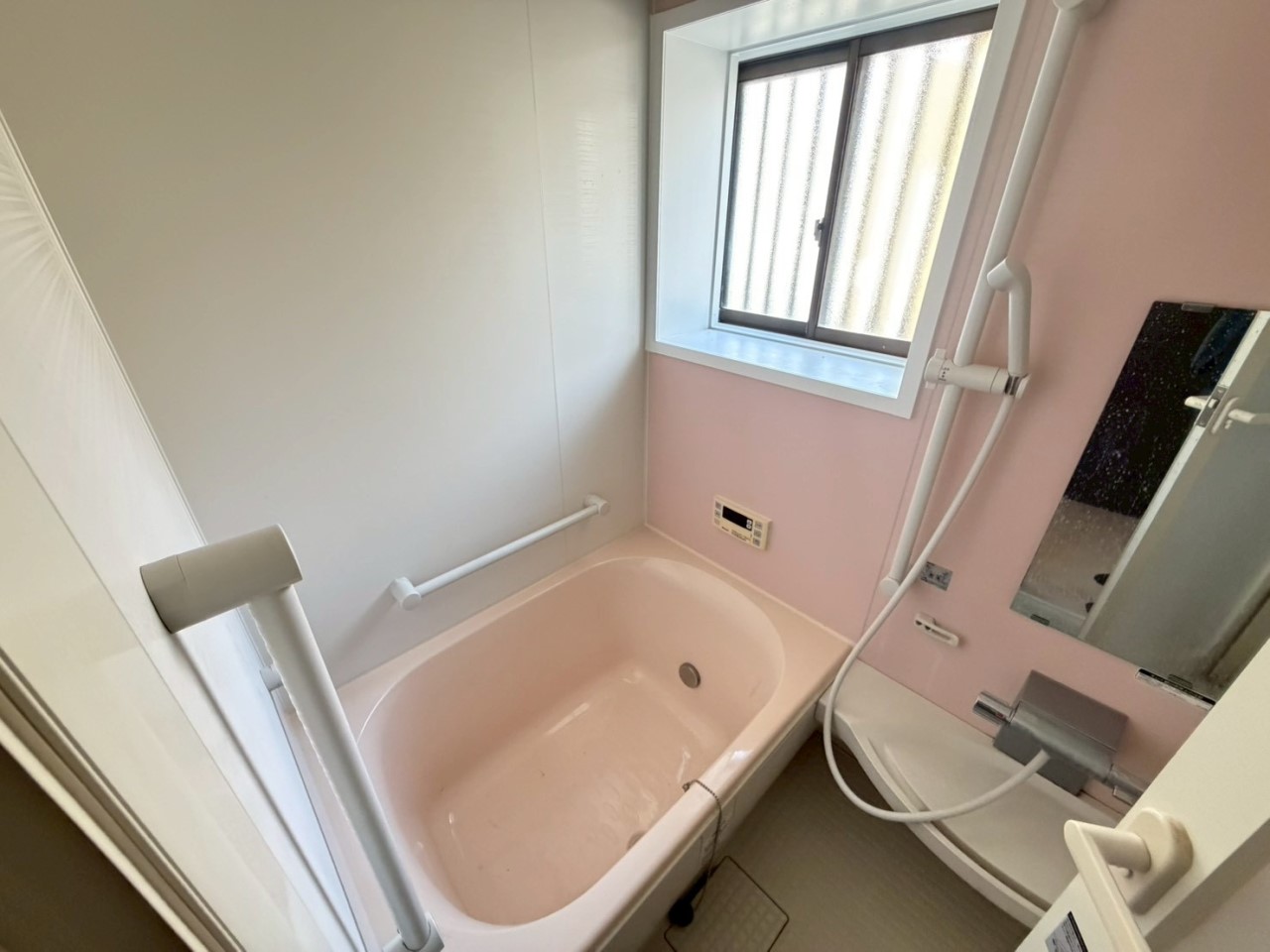 【浴室】窓がある浴室なので、空気の入れ替えも楽ちんです。