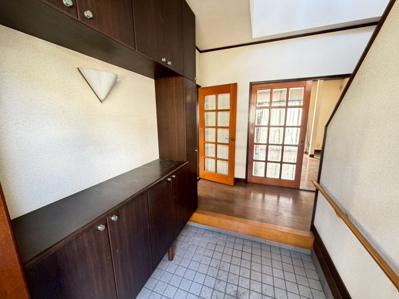 【玄関】大きめな下駄箱があるので、玄関が散らかるのを防ぎます♪