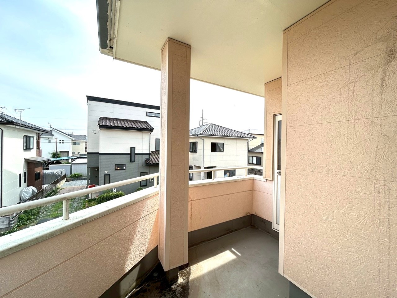 【ベランダ】屋根があるので、お洗濯中に急な雨に降られても安心♪