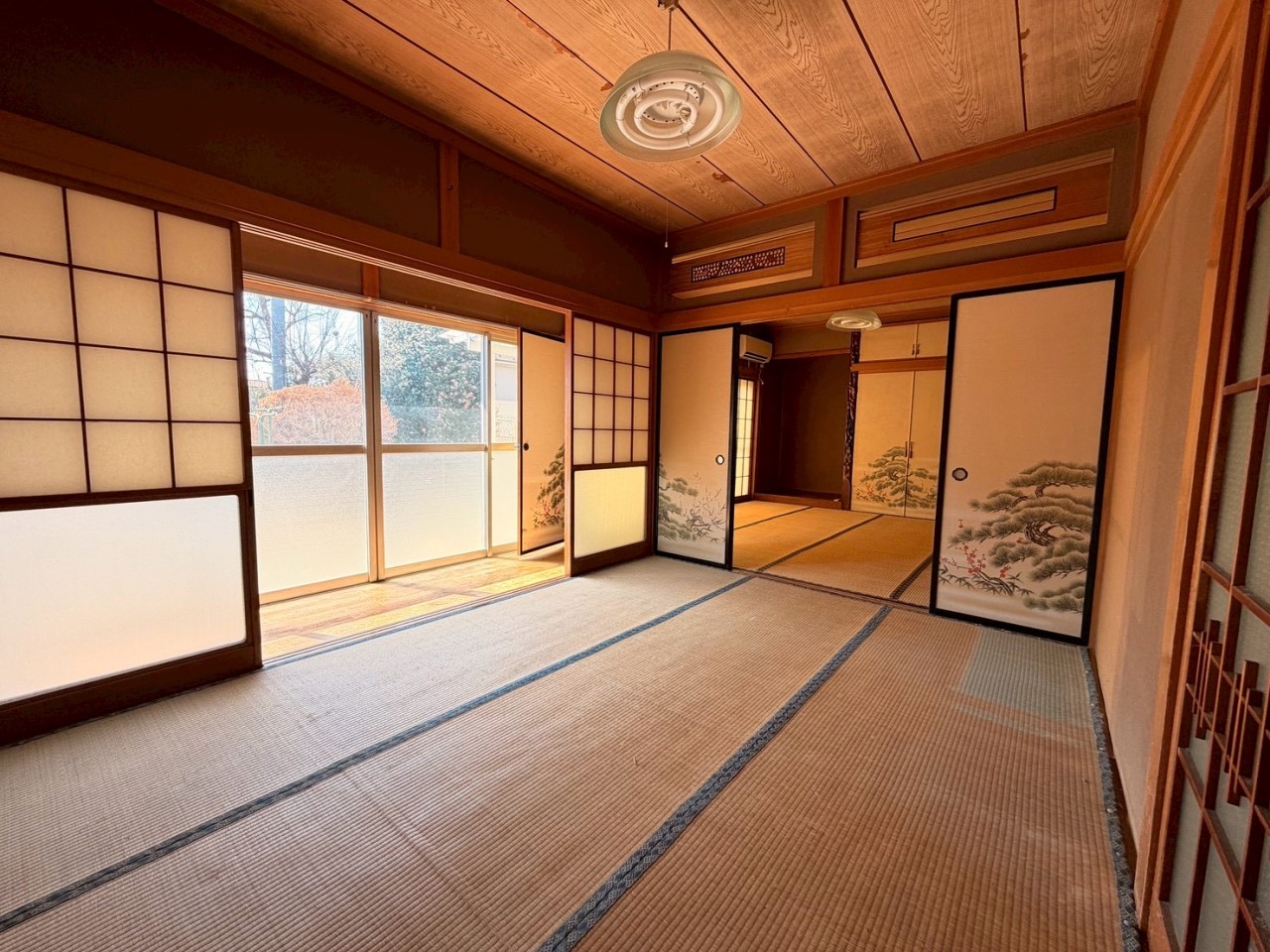 【和室】障子から明るい光が差し込み、落ち着ける空間です♪