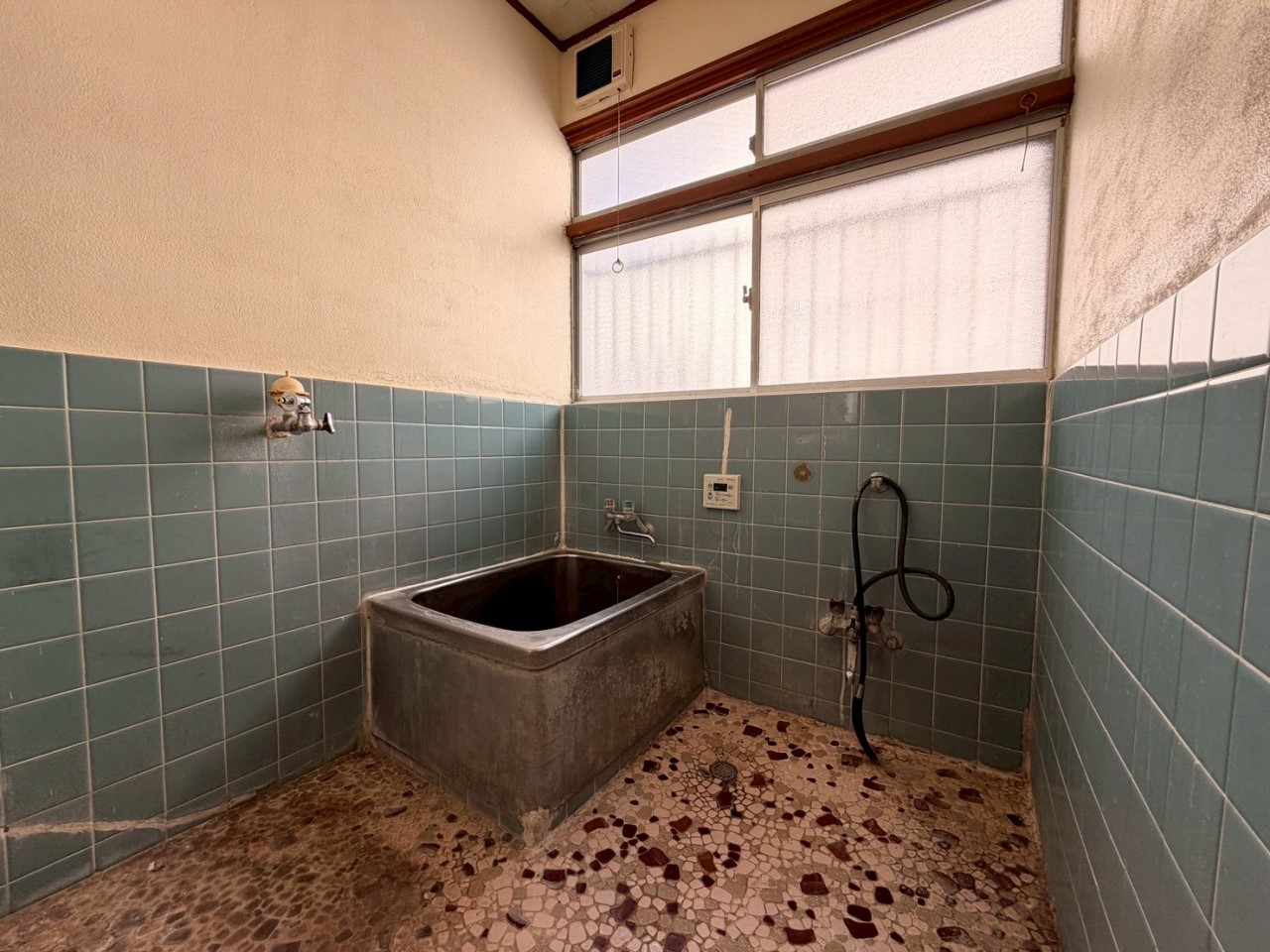 【浴室】大きな窓があるので、空気の入れ替えも楽ちんです♪