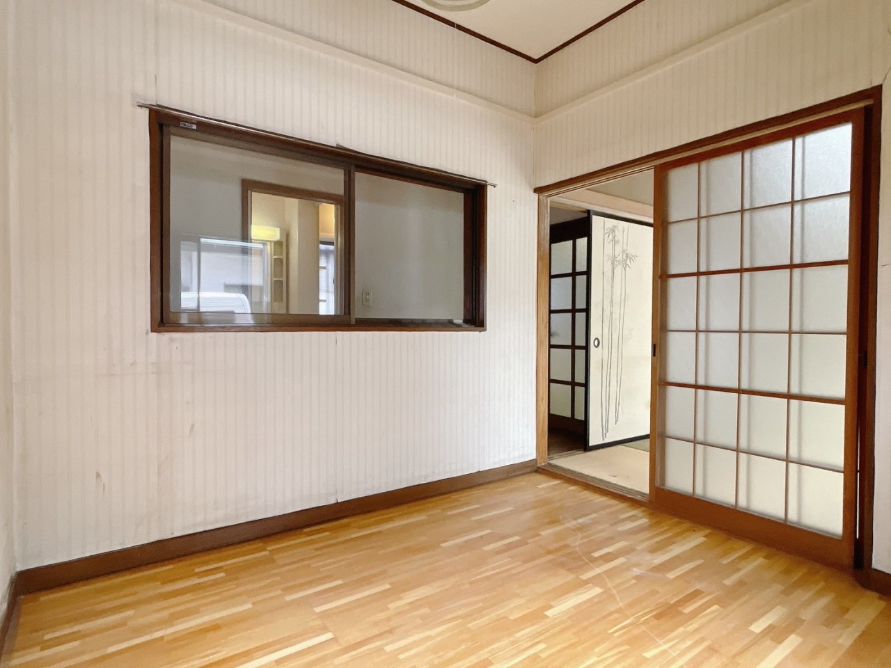 【洋室】優しい光が入るお部屋です♪クロス貼替します!※リフォーム前写真