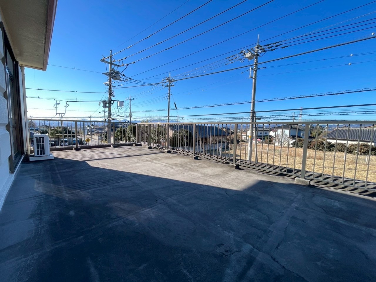 バルコニーで洗濯物を干すのは勿論、BBQやお子様のプールなども行える広さです♪