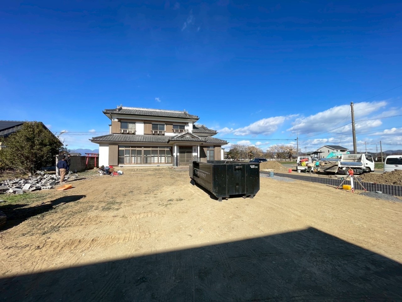 【お庭】ガレージや離れを建てられる程の広さです! ※コンテナは撤去致します。