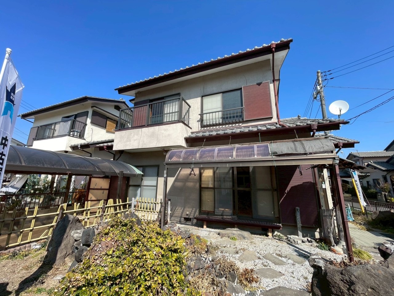 【外観】1階のテラス屋根の下で洗濯物が干せます。洗濯物を2階に運ぶストレスが減ります♪