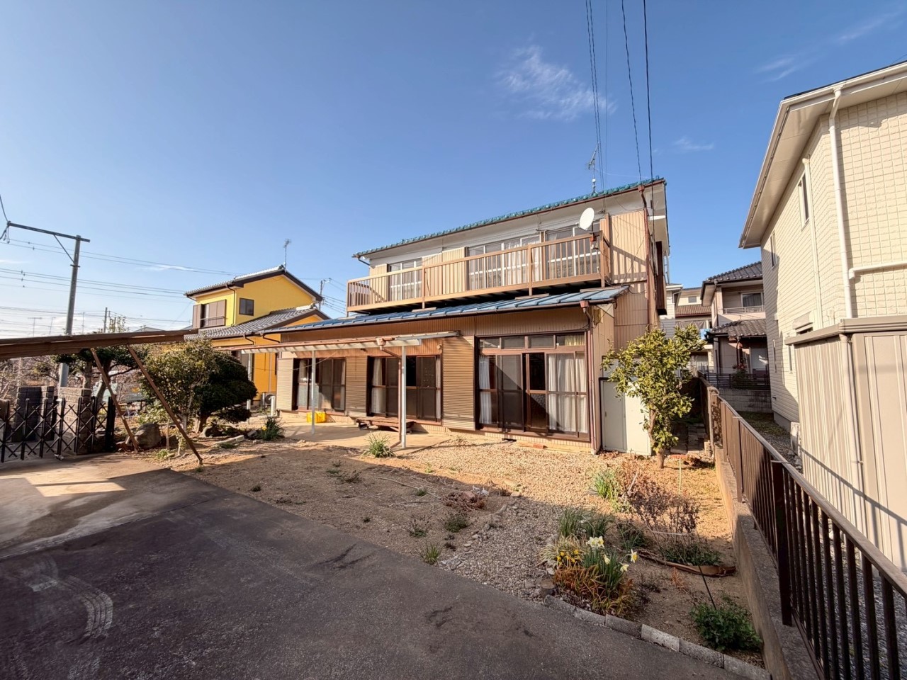 【外観】南側にお庭があるので、建物に自然光が入るようになっています♪