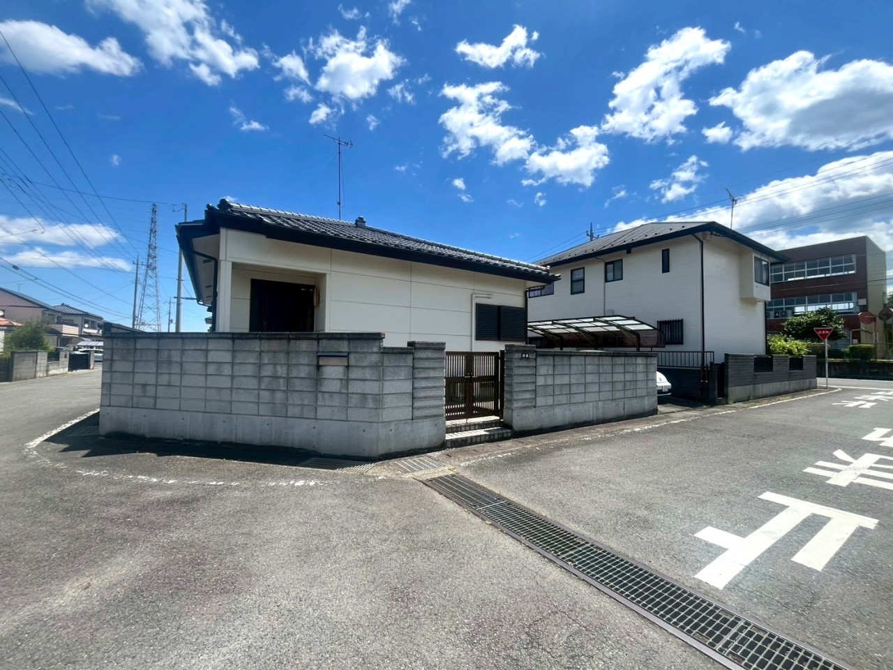 【外観 】角地のため、風通し・日当り良好です♪