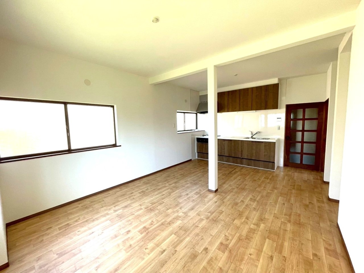 ※リフォーム済【リビング】テレビやソファ、ダイニングテーブルなどさまざまな家具を置いてもゆとりのあるリビング♪木目調の床材はどんな家具とも合わせやすい♪