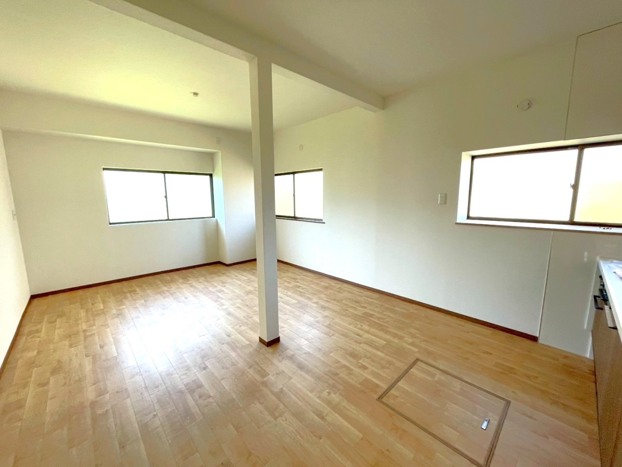 ※リフォーム済【リビング】窓が多く明るいリビング♪家族のコミュニケーションが深まるあたたかな雰囲気のリビングです♪