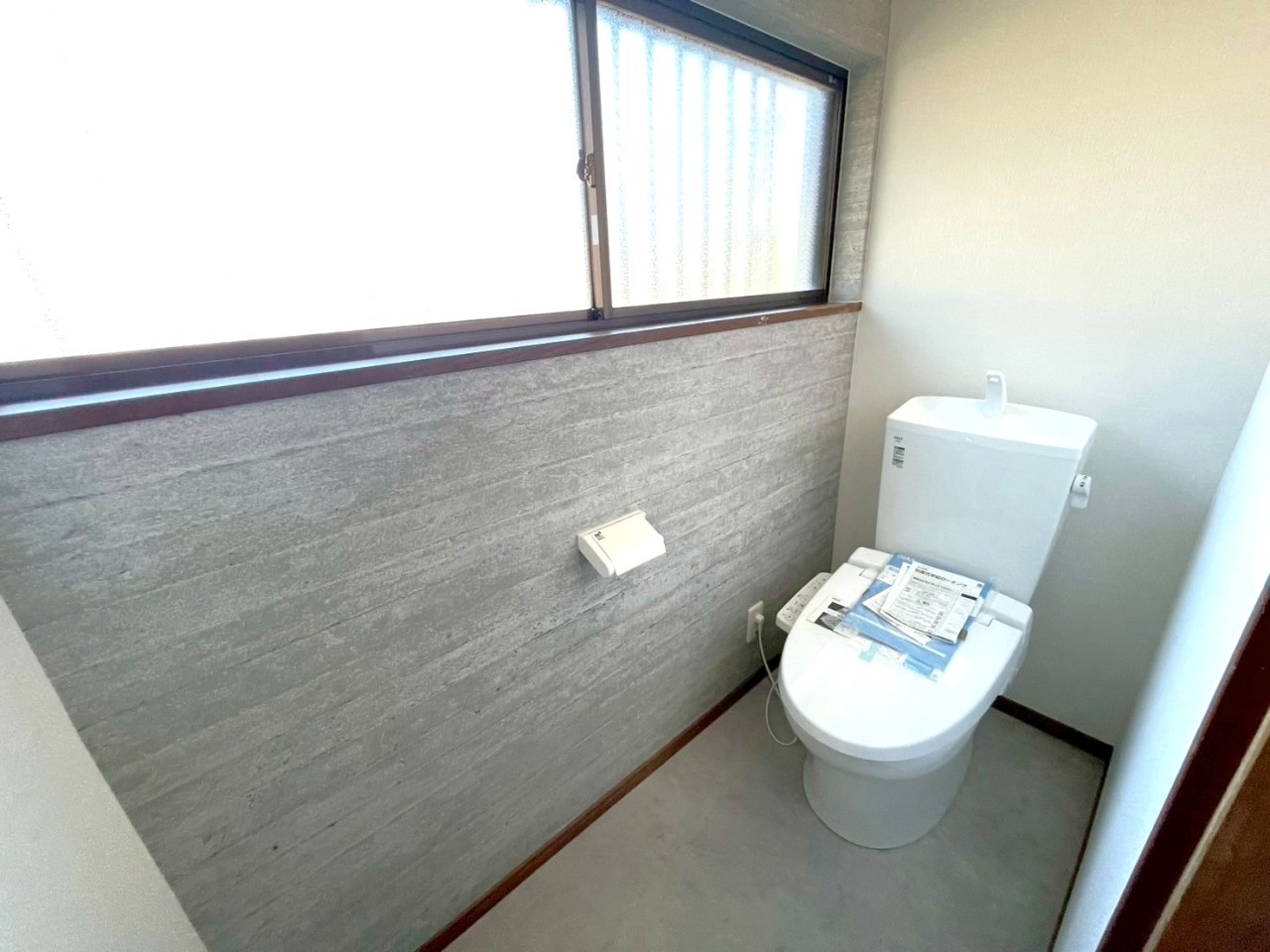 ※リフォーム済【トイレ】グレーのクロスで落ち着いた雰囲気があふれる空間(^^)☆