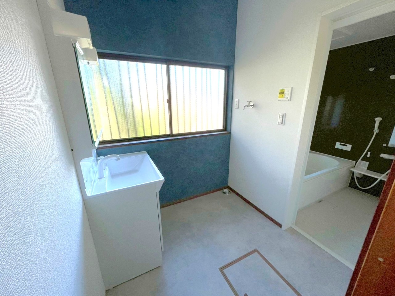 ※リフォーム済【洗面脱衣室】独立した洗面台で忙しい朝の準備もラクラク!大きな鏡付きで嬉しい♪