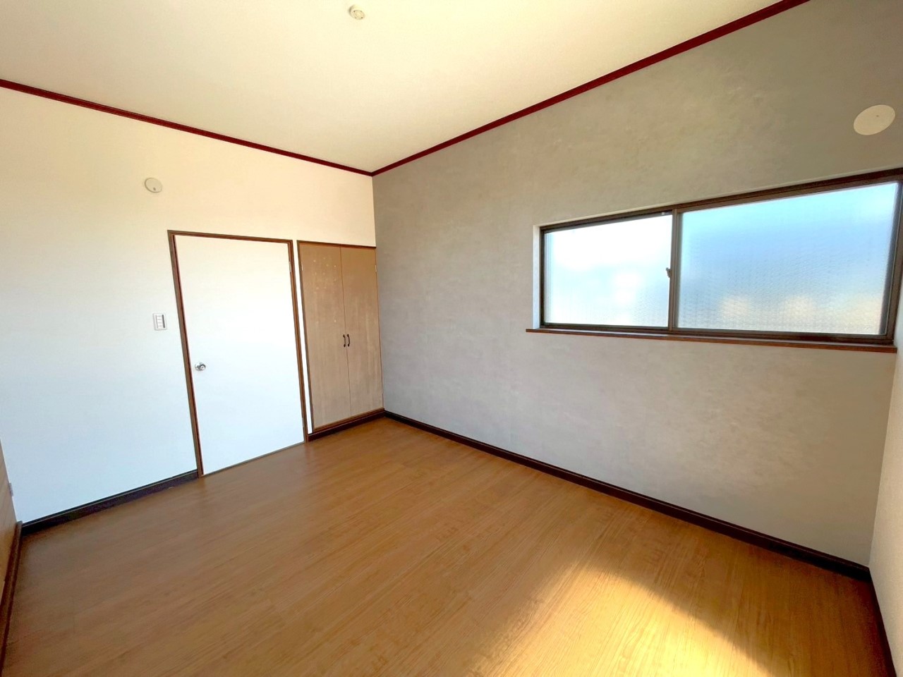 ※リフォーム済【2階洋室】2面採光で明るい洋室(^^)収納付き♪