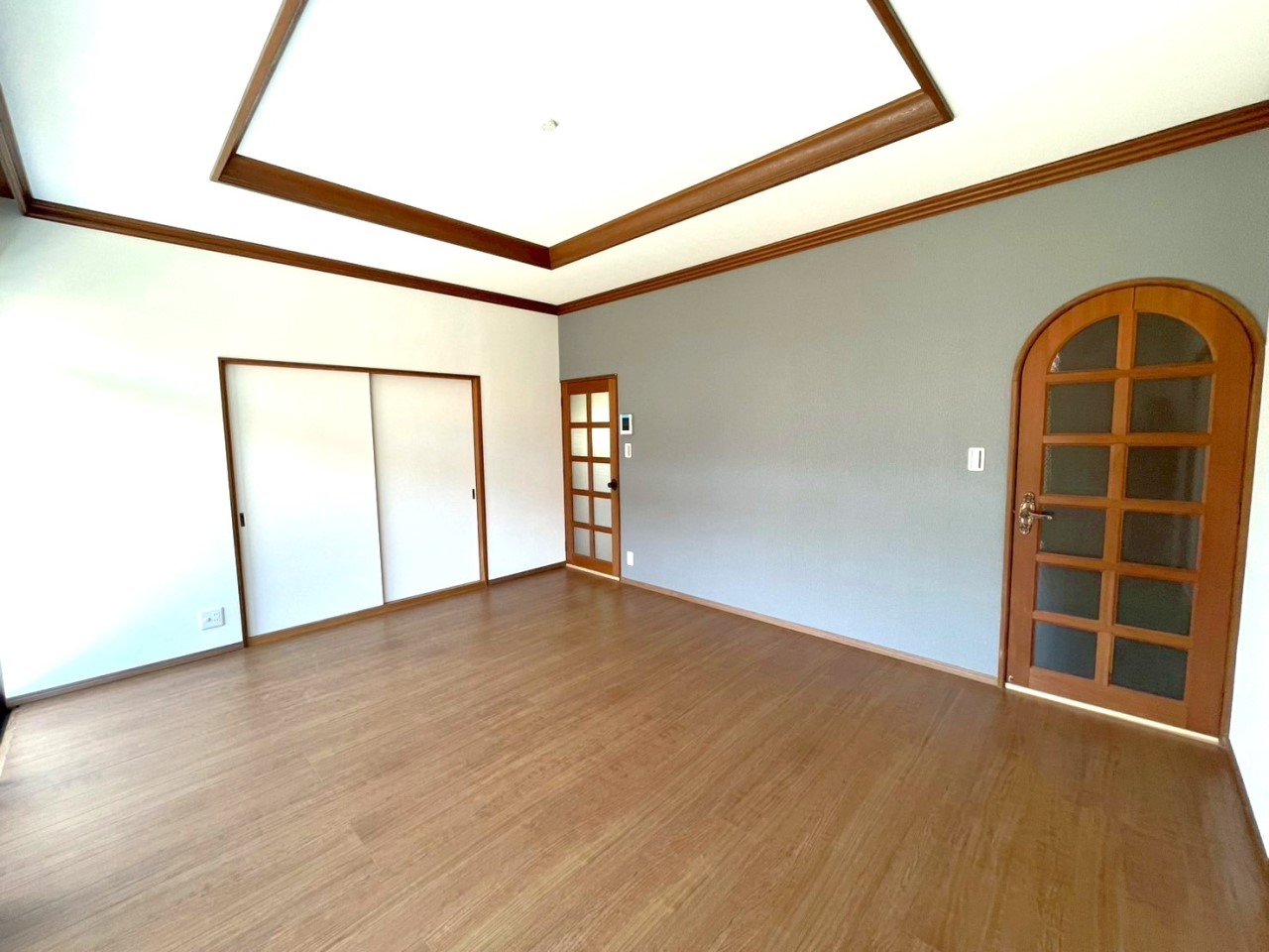 ※リフォーム済【リビング】アクセントクロスがおしゃれな約10帖の洋室♪扉のデザインも素敵です(^^)♪