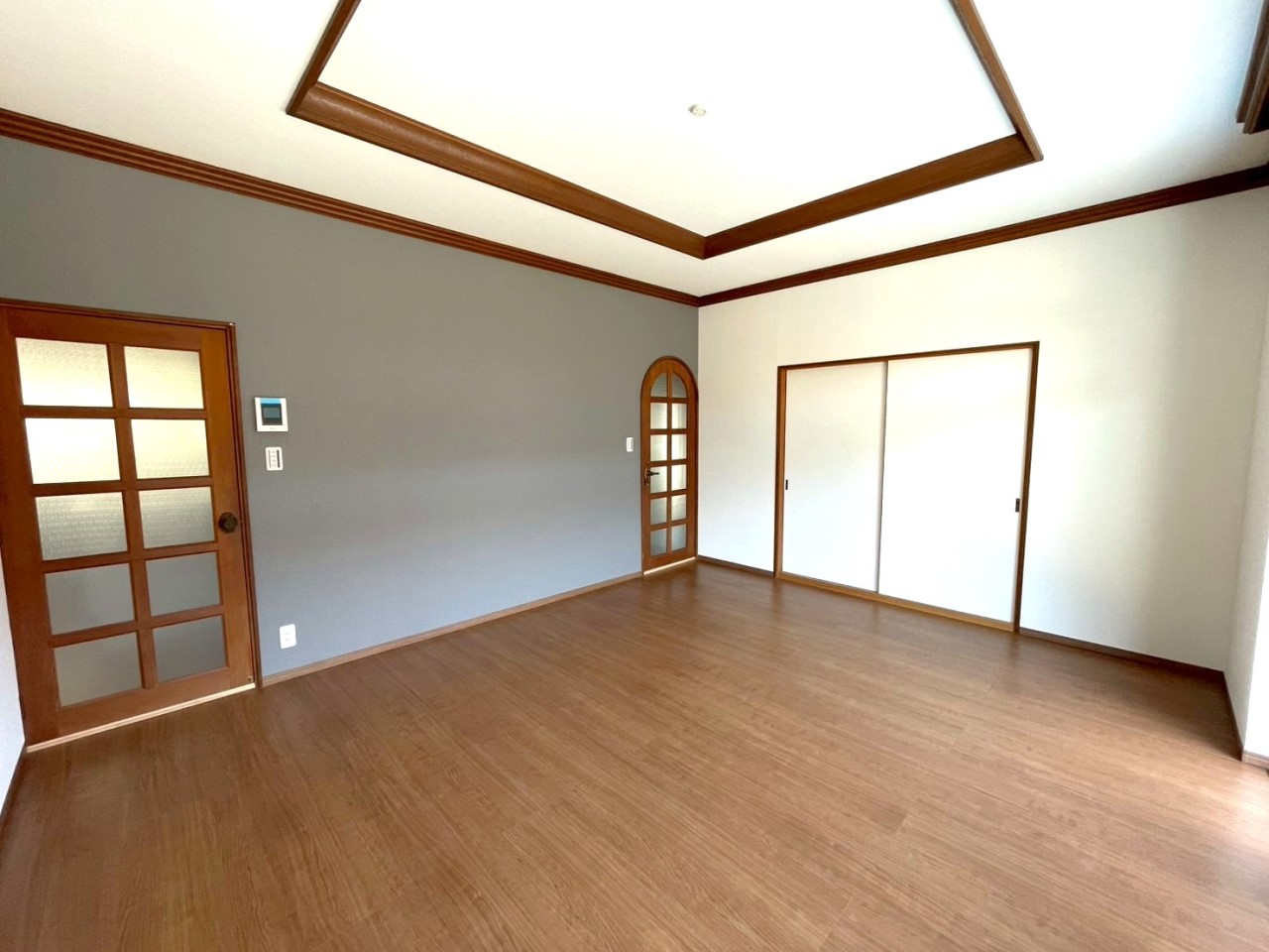 ※リフォーム済【1階洋室】ダイニングキッチンと離れた洋室は、お料理中の匂いや音が気になることもありません♪お好きな家具でアレンジできます♪