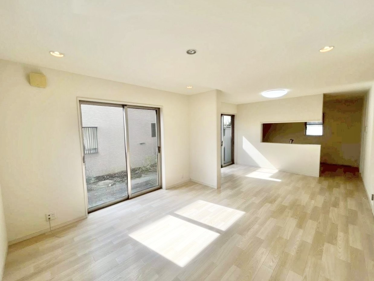 【リビング】木目調の床材はどんな家具とも合わせやすいデザイン♪お気に入りの家具でそろえて、お部屋を自由にアレンジできます.