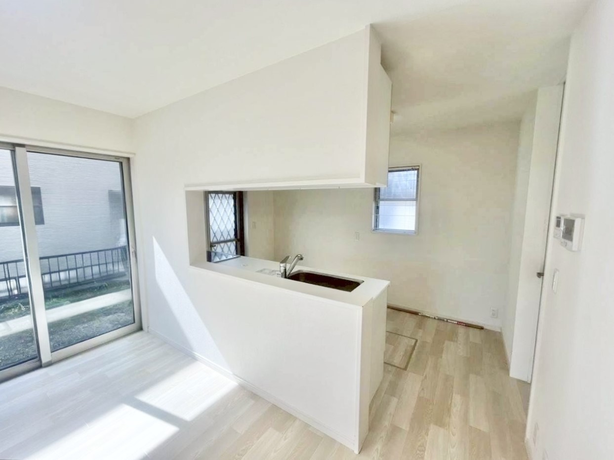 【キッチン】家事をしながらリビングの様子を見守れる対面キッチン♪お料理の配膳もしやすいうれしいデザイン♪