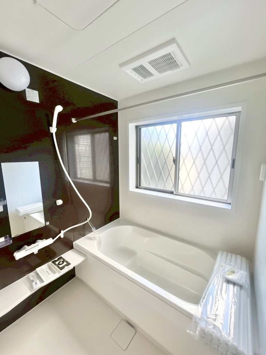 【浴室】足を伸ばしてゆったりとくつろげるユニットバスは、1日の疲れを癒せる空間です♪