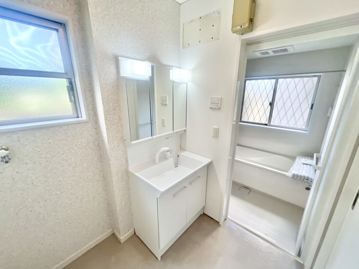 【洗面脱衣室】清潔感のあふれる独立した洗面台♪忙しい朝の準備もラクラクな独立洗面台は、大きな鏡付きでうれしい♪