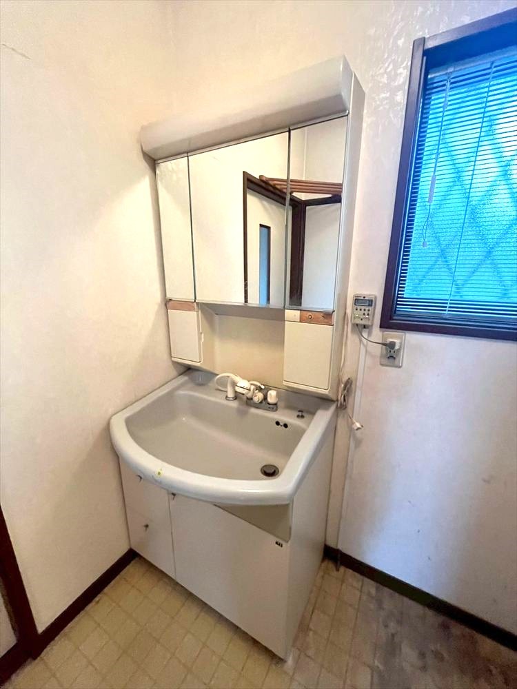 ※現況販売となります。(2025年11月撮影)3面鏡付きの洗面台♪