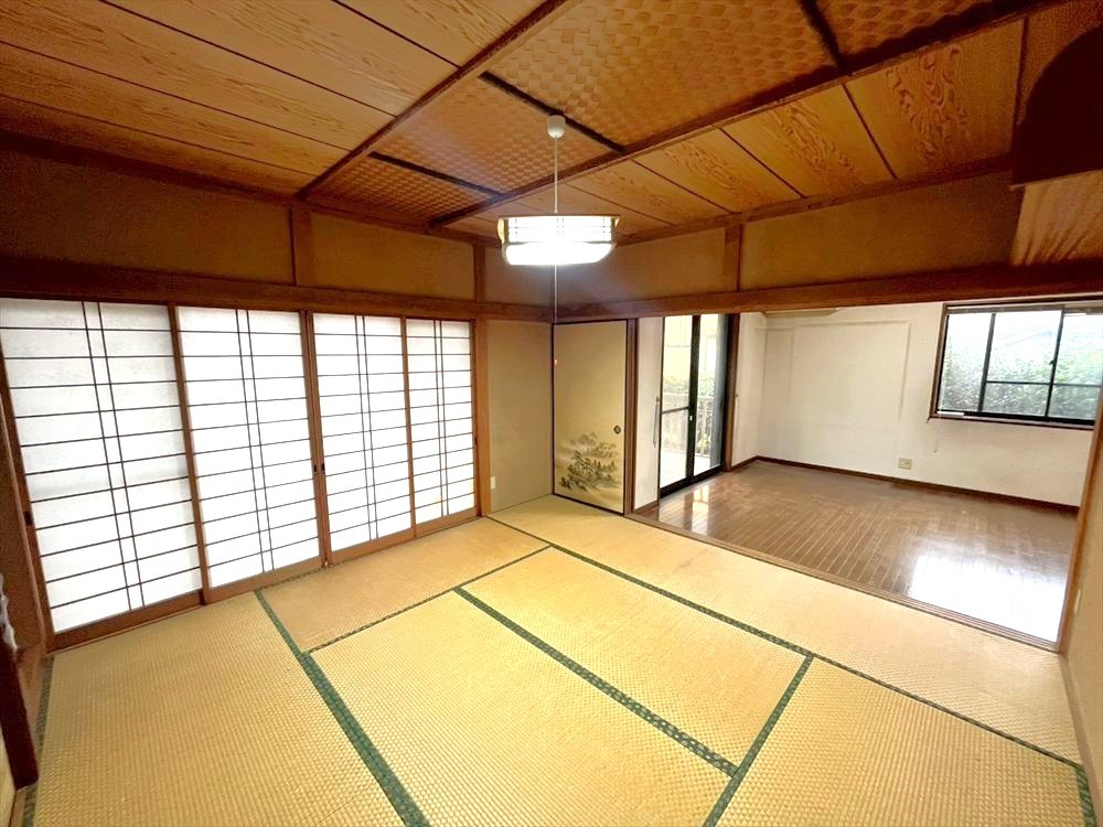 ※現況販売となります。(2025年11月撮影)リビング隣の8帖の和室♪