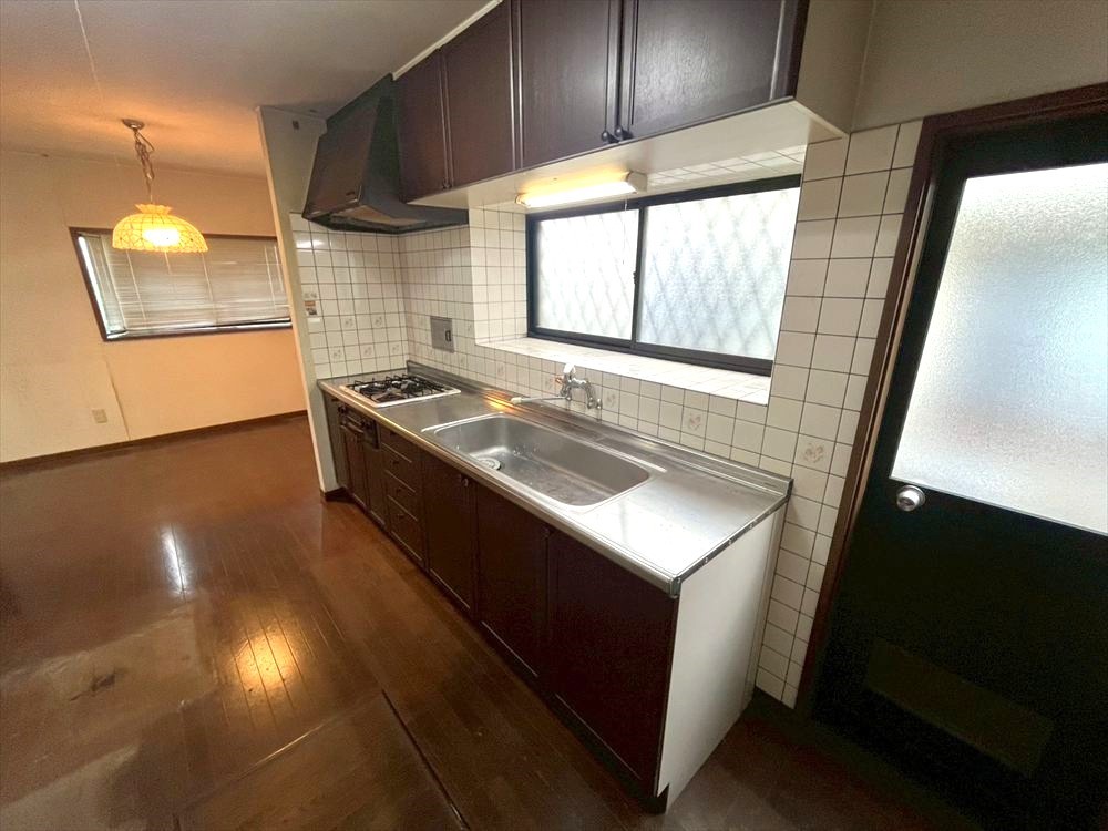 ※現況販売となります。(2025年11月撮影)勝手口があるのでゴミ出しなどもラクラク♪