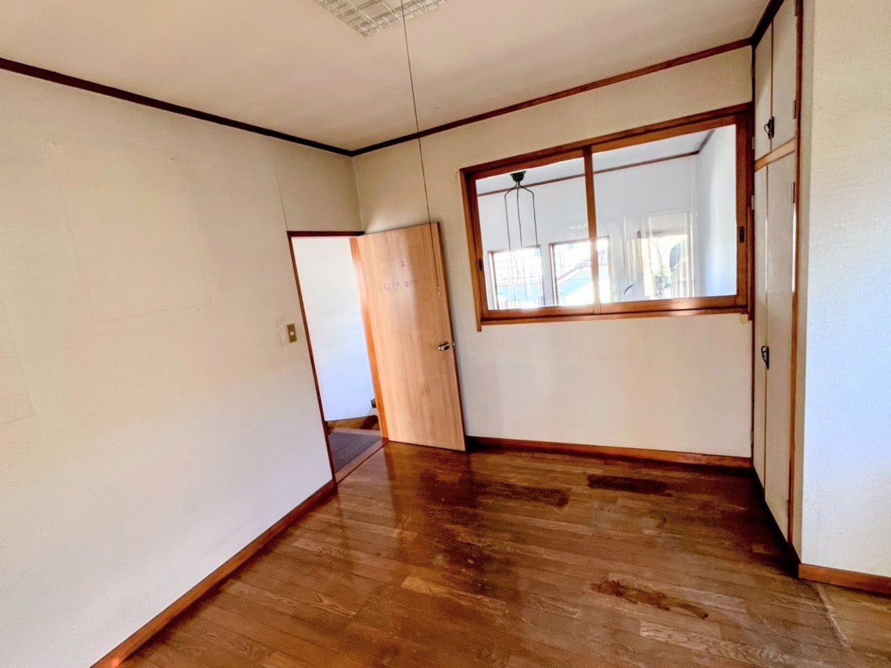 【2F洋室】※現況販売となります。(2026年1月撮影)2F7帖の洋室♪収納2か所付なのでお部屋をスッキリ保てます♪