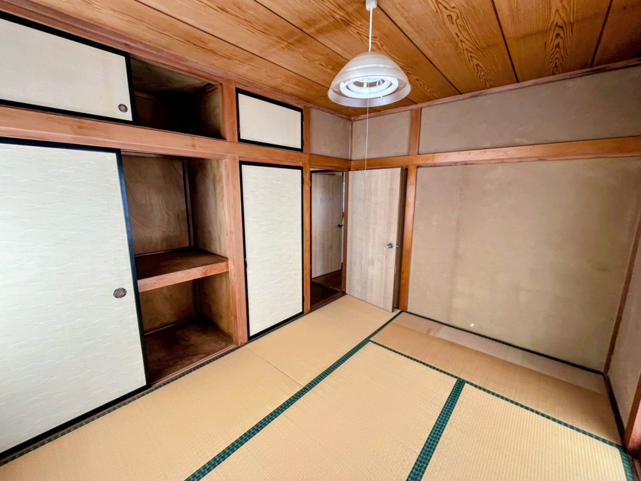 【和室】※現況販売となります。(2026年1月撮影)2階和室♪大きな押入れがあるので荷物を沢山しまえます♪