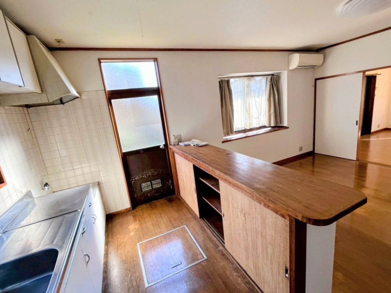 【リビング】※現況販売となります。(2026年1月撮影)中央にカウンターが付いているので簡単に食事やお茶を楽しめます♪