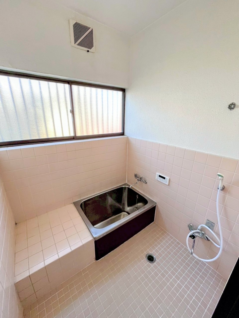 【浴室】※現況販売となります。(2026年1月撮影)可愛らしい色合いのタイル張りの浴室♪